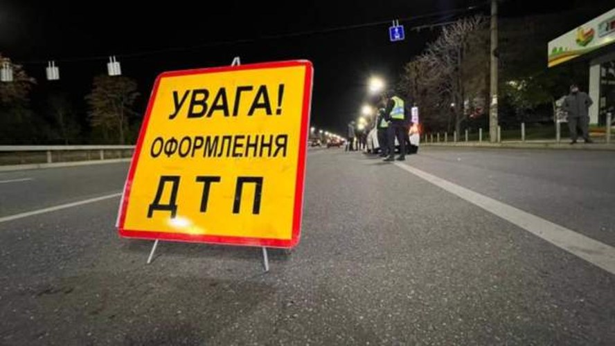 Уночі у Львові службове авто поліції зіткнулося з електроскутером
