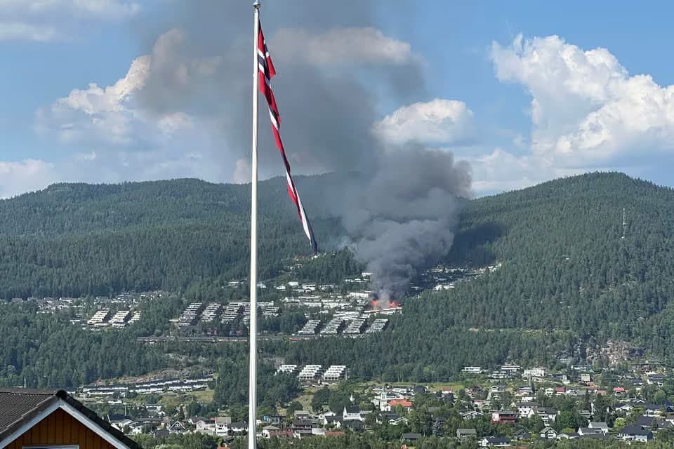 У Драммені ввели заборону польотів у зоні масштабної пожежі, яка знищила понад 100 будинків