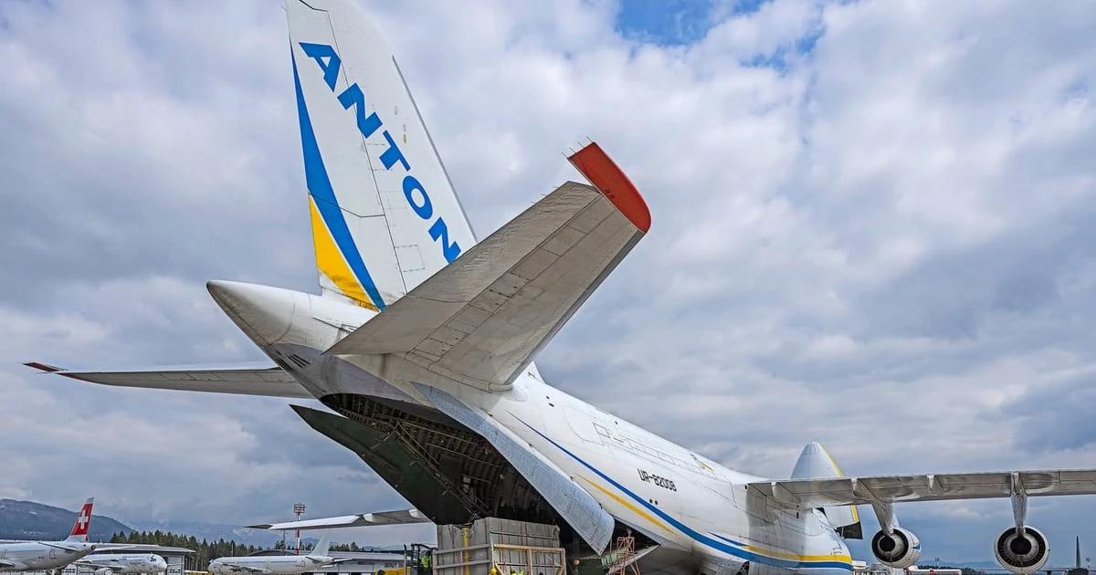 Транспортний літак Ан-124 на стоянці в аеропорту Лейпциг/Галле