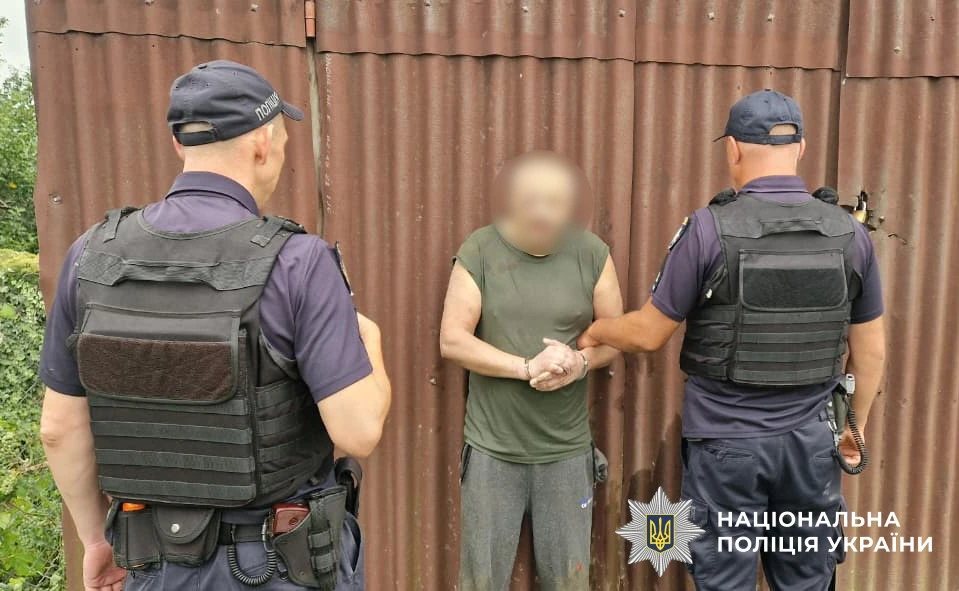 Спецпризначенці КОРД і слідчі під час затримання 54-річного жителя Їжівців на Буковині