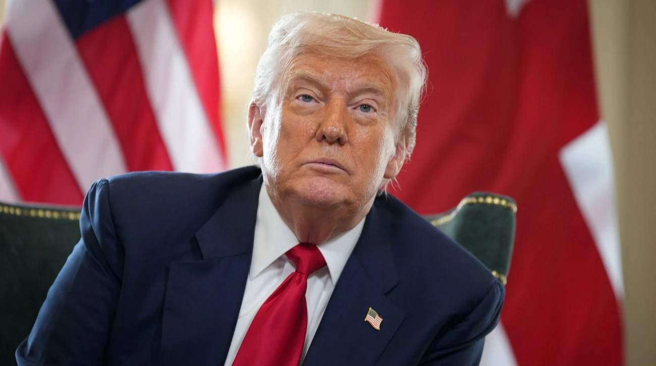 Дональд Трамп на тлі нового вертолітного майданчика на території Білого дому