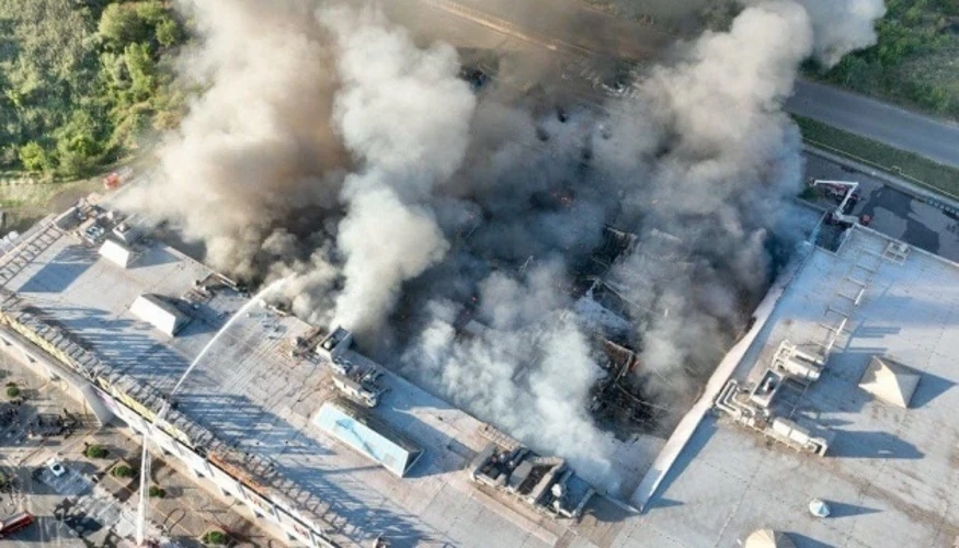 Рятувальники витягли з-під завалів ТЦ у Кривому Розі ще одне тіло: загиблих 16