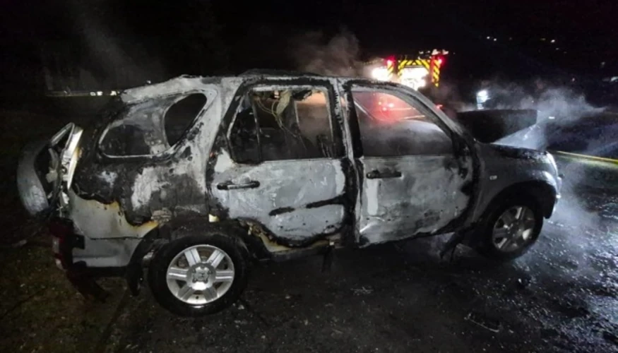 Цивільний автомобіль у Сумах після влучання російського безпілотника, пошкоджений вогнем