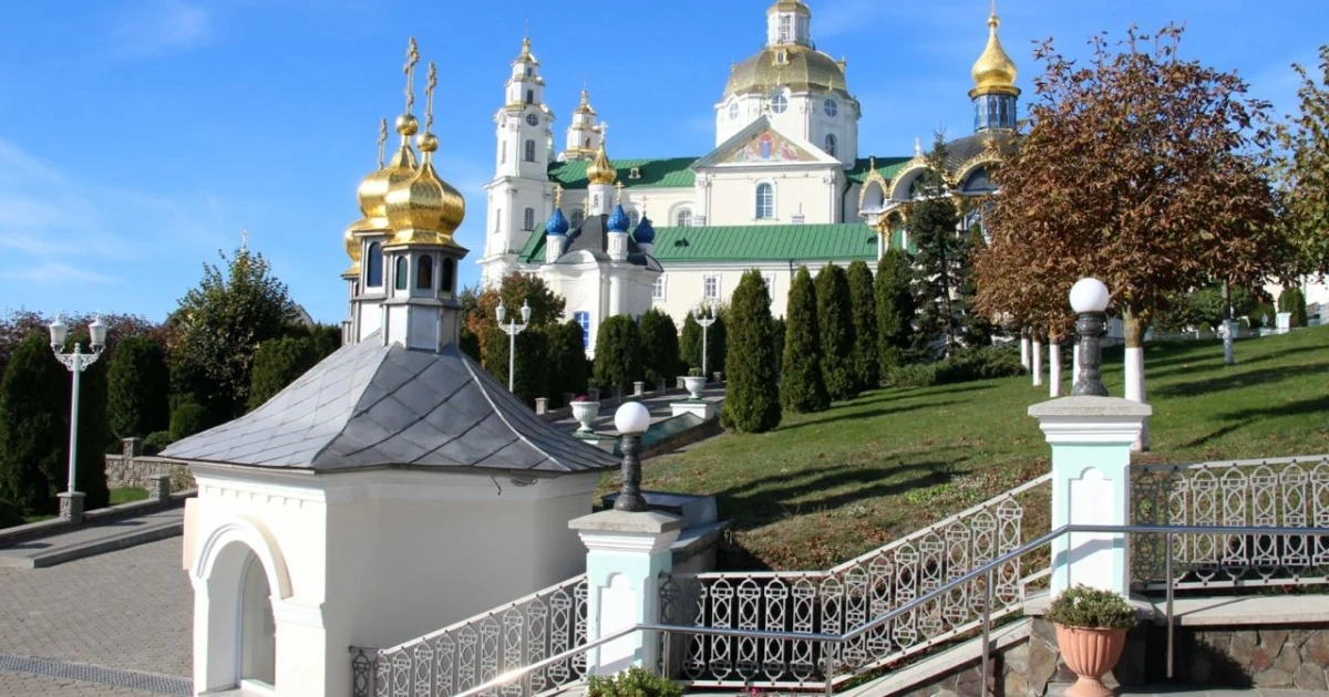 Українські рятувальники біля Успенського собору Києво-Печерської Лаври після російського удару