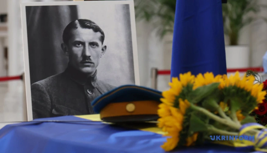 Домовина Євгена Коновальця, вкрита жовто-синім прапором, біля світлини у Патріаршому соборі Воскресіння Христового УГКЦ у