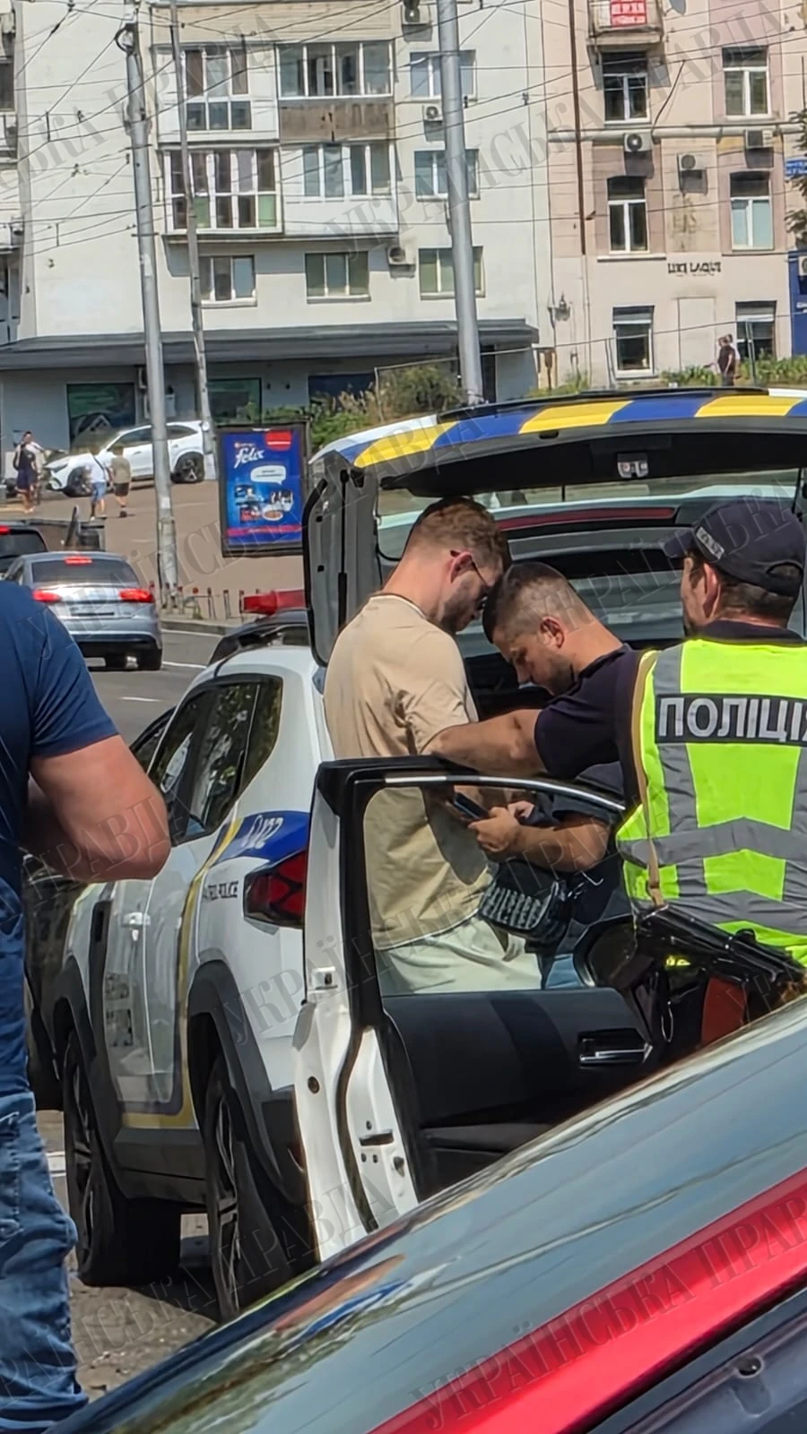 Пошкоджена літня тераса ресторану KAØS на Великій Васильківській після в'їзду BMW