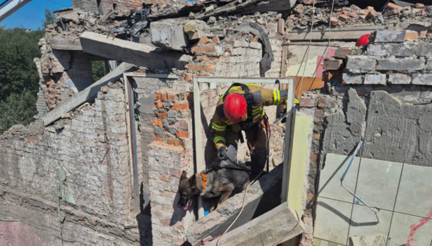 Наслідки ракетного удару по житлових будинках у Львові на вул. Патона та вул. Виговського, рятувальні служби на місці події