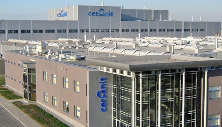 Пошкоджений завод Cersanit Invest у Звягелі після нічної атаки