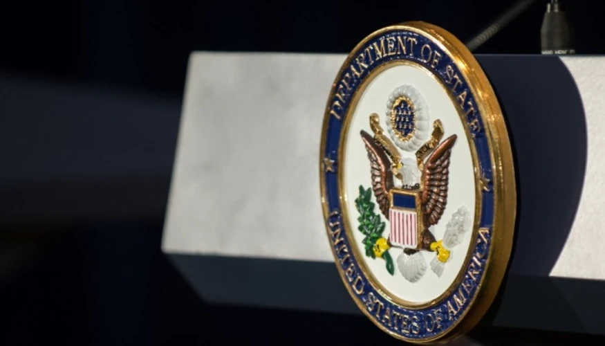 Прапор США на тлі будівлі Державного департаменту