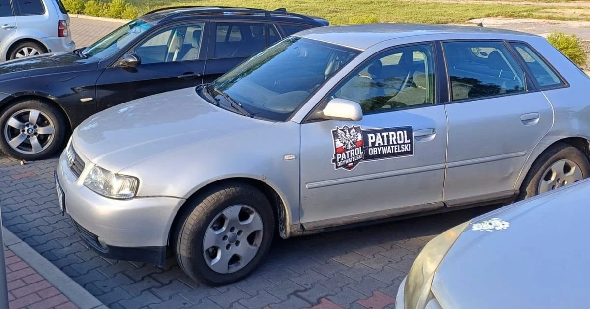 Члени Patrole Obywatelskie із маркуванням на автомобілях під час з'їзду на території кемпінгу