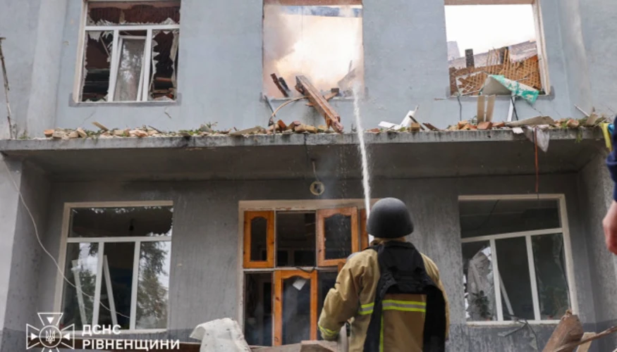 Рятувальники й психологи ДСНС у Рівному: 64 фахівці ліквідували наслідки удару БпЛА